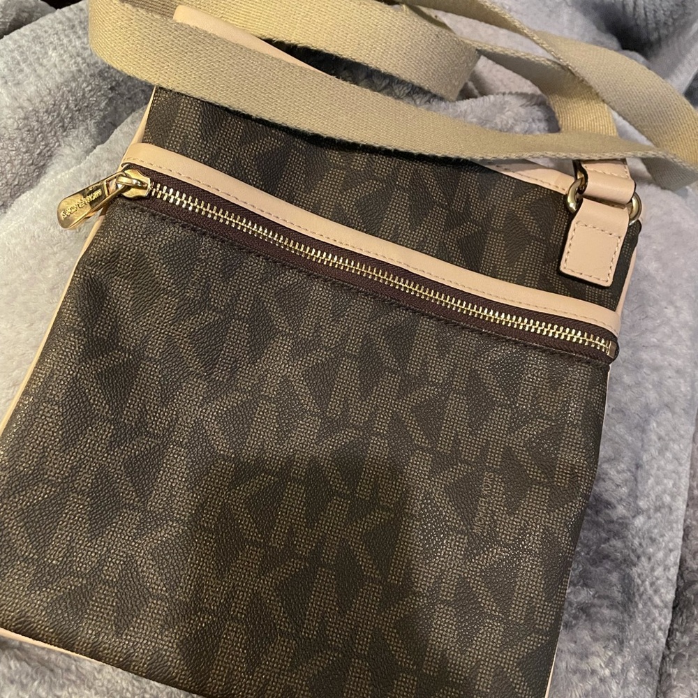 Like New authentic Michael Kors crossbody bag!